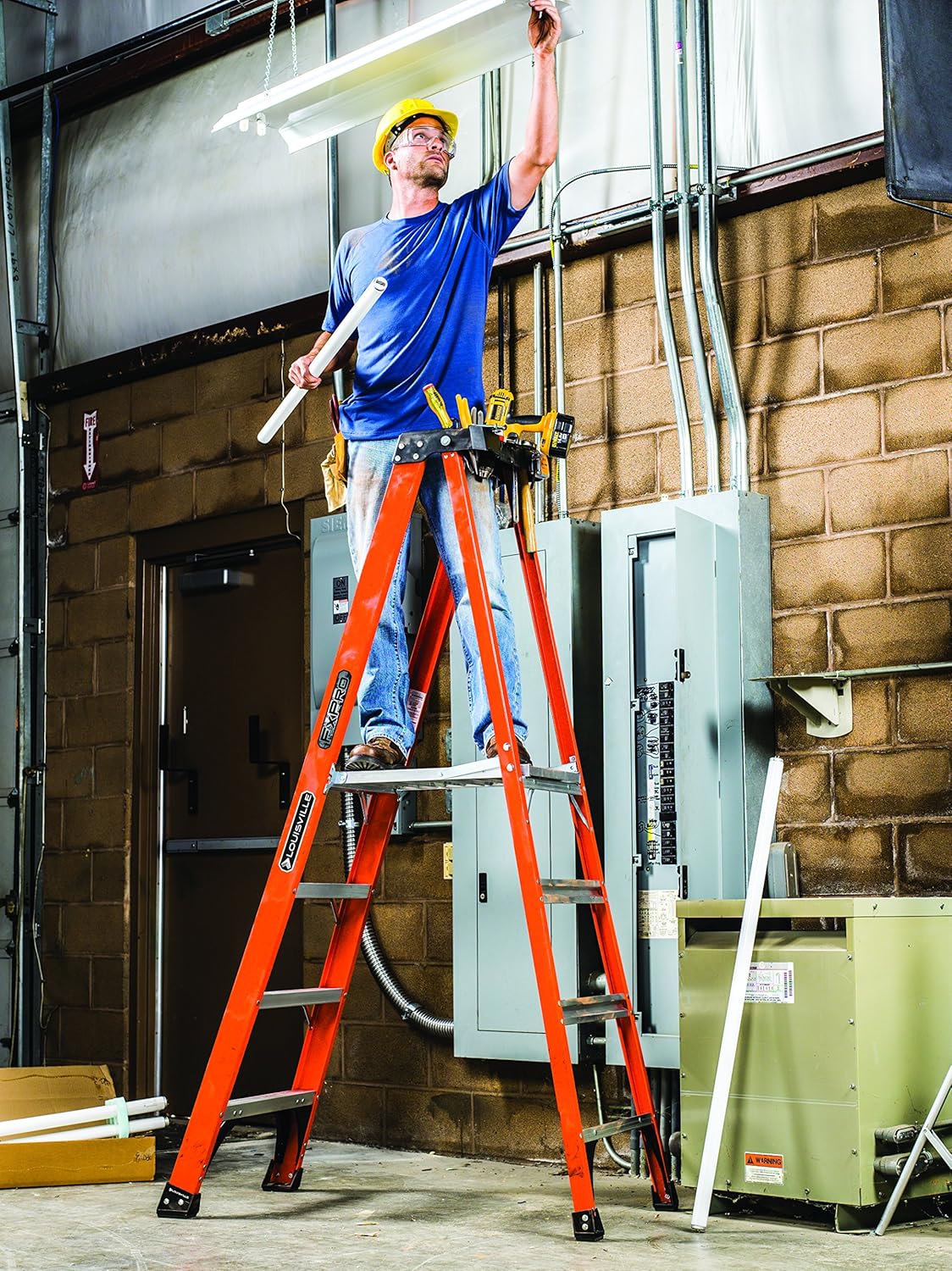 Fiberglass Platform Ladder, 4-Feet, 375-Pound Load Capacity M330